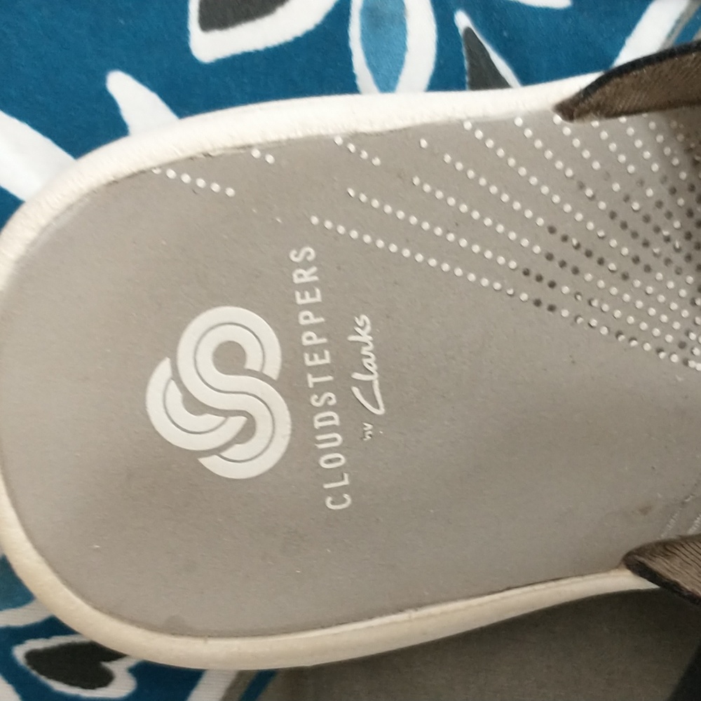 Size 6 cloud steppers by Clarks to tell Gray gently worn - Picture 4 of 7